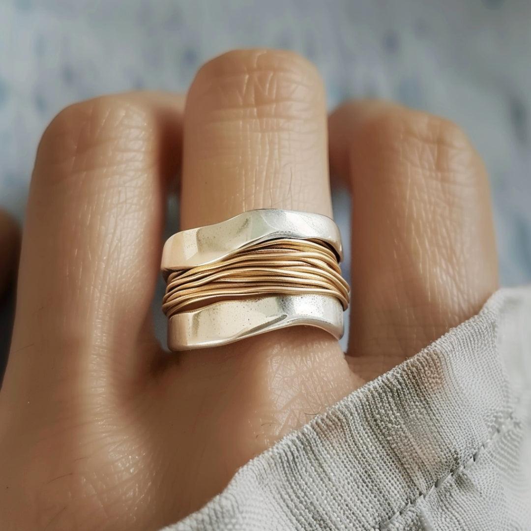 Anillo de hilos de oro plateado