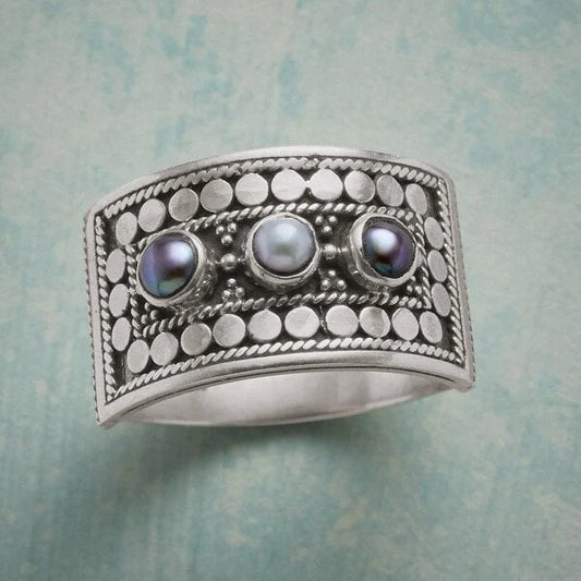 Anillo Geométrico Tallado de Tres Perlas