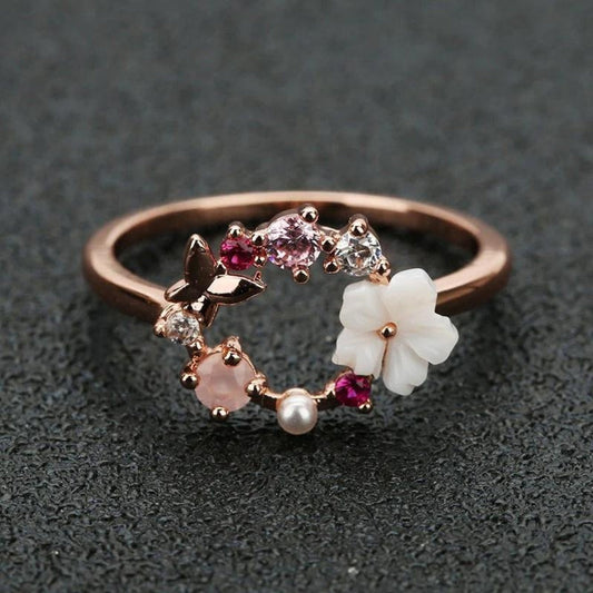 Anillo Ajustable de Pétalos Blancos con Perlas y Circonia en Oro Rosado