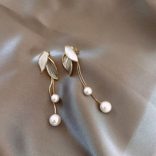 Pendientes con Colgante de Hoja y Perlas en Oro