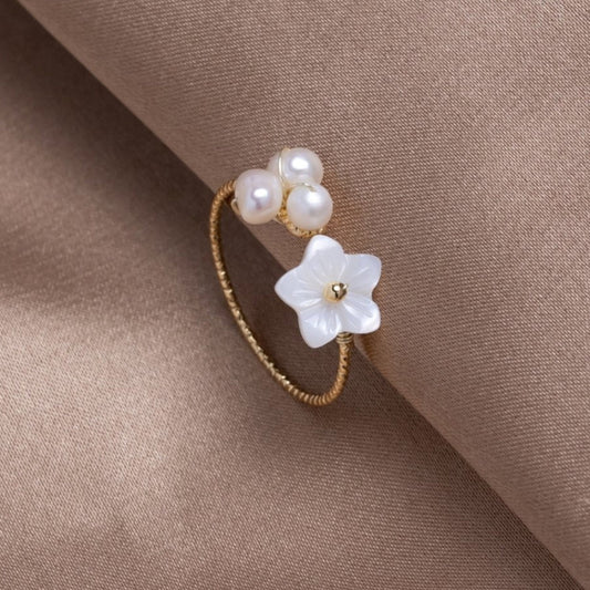 Anillo Ajustable de Pétalos Blancos con Perlas en Oro