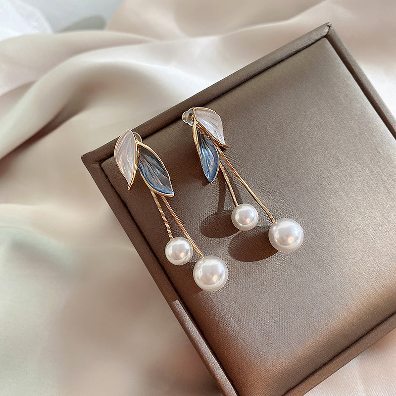 Pendientes con Colgante de Hoja y Perlas en Oro