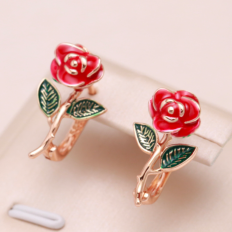 Pendientes Elegantes de Rosas Pintadas a Mano en Oro