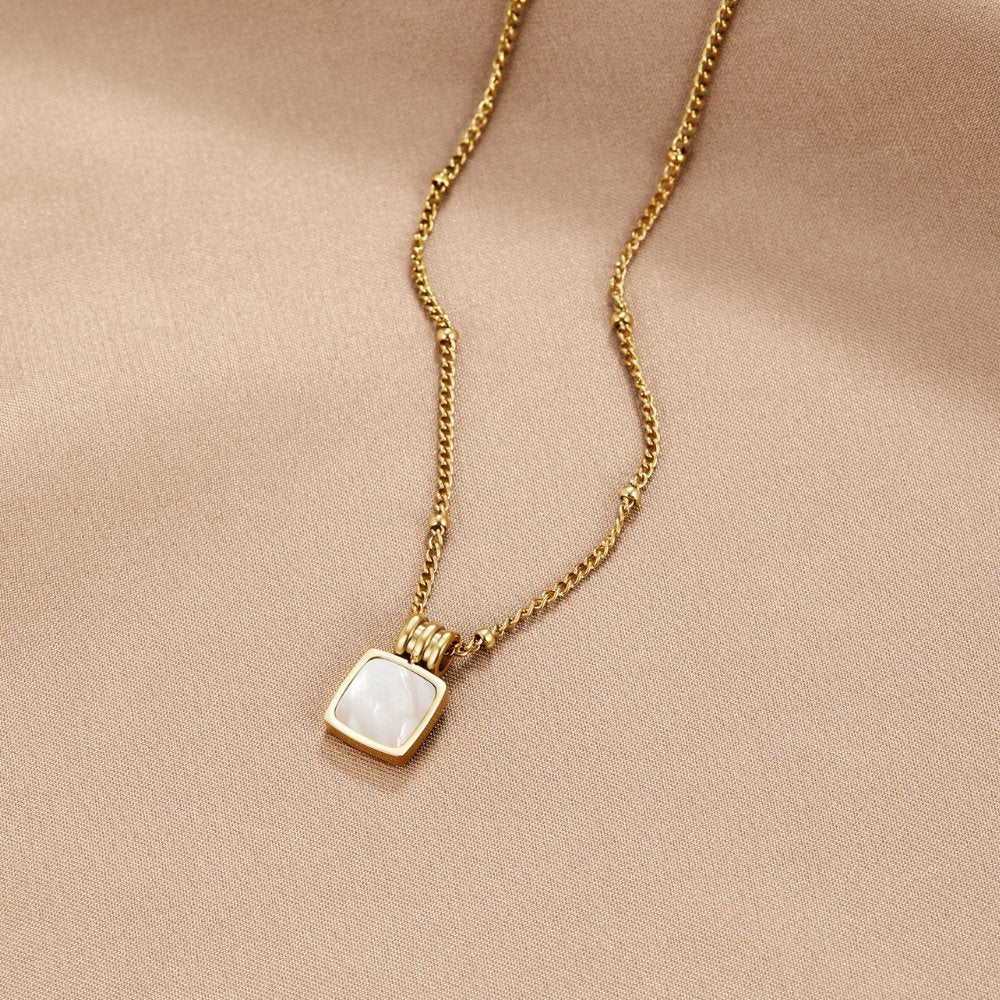 Collar Lucia con Colgante de Concha Blanca