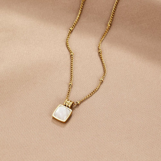 Collar Lucia con Colgante de Concha Blanca