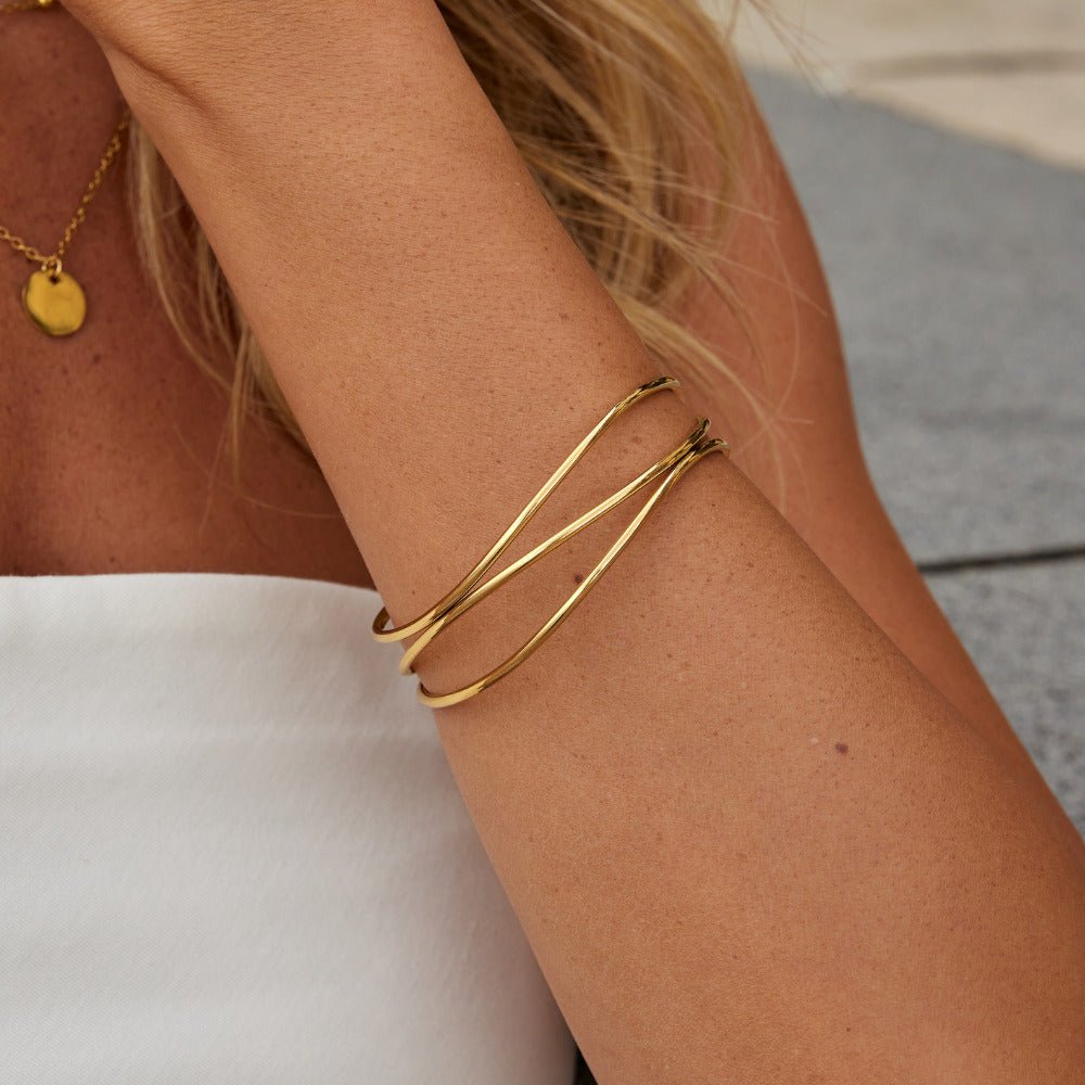 Brazalete Gabriela Dorado en Capas